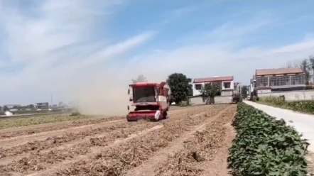 很多跨區機手的收入代表著全家人的收入，兩個人掙一份收入，非常
